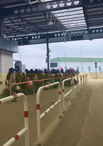 People at Ukrainian border crossing