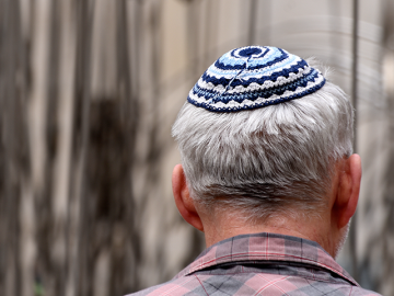 Man withe grey hair wearing a kippa