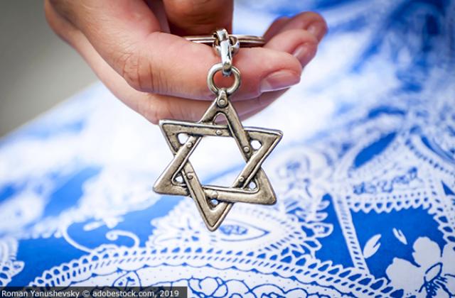 Les jeunes personnes juives sont victimes de harcèlement en Europe, mais expriment néanmoins leur identité juive